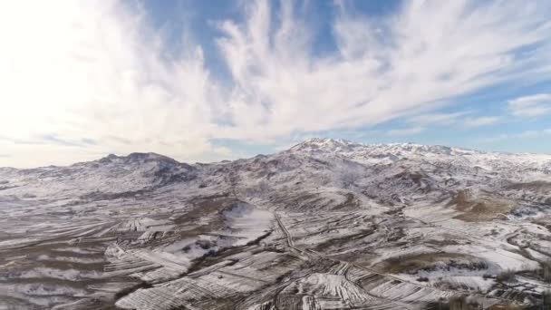 Encantador panorama de las hermosas montañas de Tauro cubiertas de nieve. Ubicación de Turquía. Vista del dron. 4k, cámara lenta. — Vídeos de Stock
