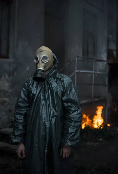 Scienziato dosimetrista radiologo supervisore in indumenti protettivi e maschera antigas esplora la zona di pericolo. Incendio — Foto Stock