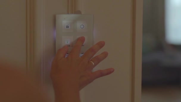 Intelligens otthoni világítástechnika. Távirányítós fény. Okos ház. 4k Videó. — Stock videók