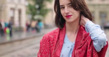Çekici, gülümseyen, kendine güvenen esmer bir kadının portresi. 4K video.