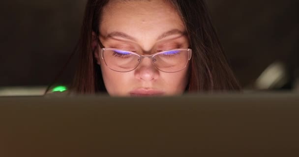 안경을 끼고 인터넷에서 일하는 젊은 사업가 여성, 사무실에서 온라인 작업을 하거나 웹을 탐색하는 pc 기술을 사용하는 아름다운 여성 전문가 사용 자 — 비디오