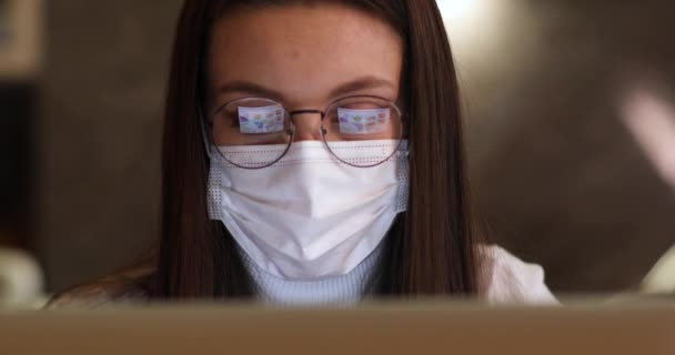 Ελκυστική νεαρή γυναίκα που εργάζεται στο σπίτι στον υπολογιστή. Κοντινό πλάνο οθόνη της επιχείρησης γυαλιά γραφικά επιχειρηματίας γραφική παράσταση ρουτίνας — Αρχείο Βίντεο