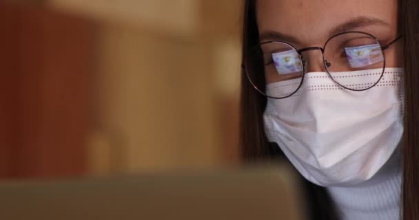 Η επιχειρηματίας με τα γυαλιά που κοιτάζει στην οθόνη στο φόντο του ολογράμματος.. — Αρχείο Βίντεο