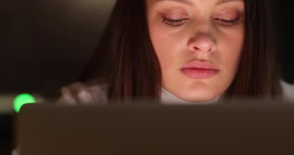 Evde bilgisayarla çalışan güzel bir kadının portresini yakından çek. 4K atışı. Gözlerinizi kapatın. — Stok video