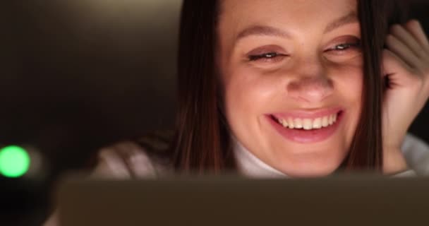 Bilgisayar üzerinde çalışan Heyecanlı Güzel Zenci Bir Kızın Yakın Portresi. Onun yeşil gözleri var. Ekran Yüzüne Yansımalar Ekliyor. Sıcak Oda Işıl ışıl — Stok video
