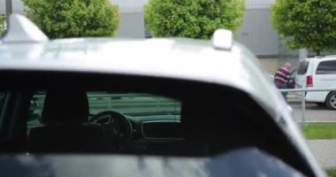Bavullu, parlak mor elbiseli çekici bir kız buharlı araçlar boyunca havaalanının yakınında yürüyor.