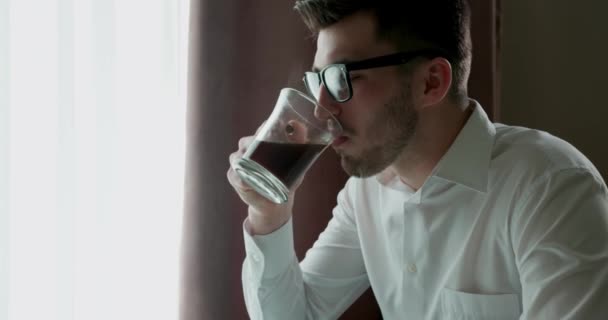 Business man in casual clothes talking and drinking coffe. — Stock Video