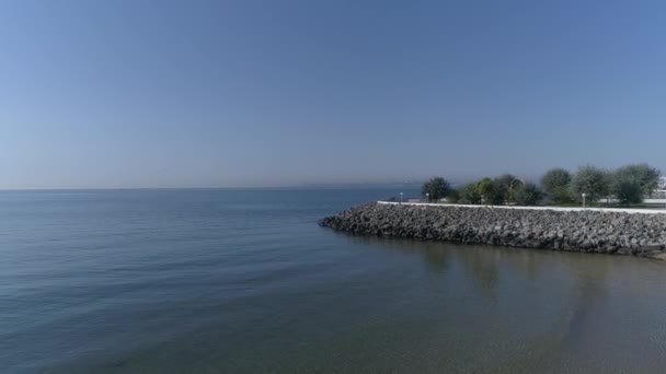 Wery prachtig landschap in Odessa in de buurt van de Zwarte Zee. Heldere zee. De Rocky Shore. De stad zichtbaar aan de horizon. Video is opgenomen op een drone.. — Stockvideo