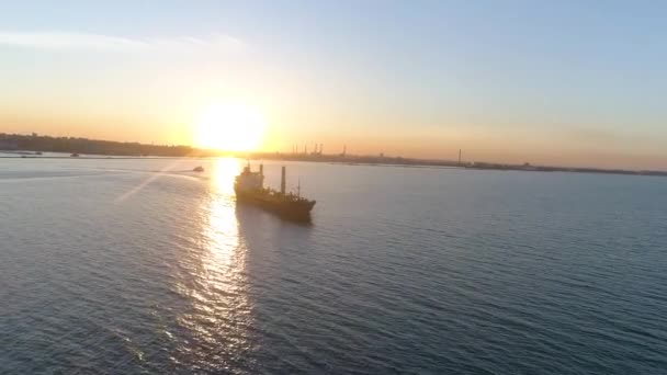 บนพื้นหลังของพระอาทิตย์ตกที่สวยงามลอยเรือขนาดใหญ่ ดวงอาทิตย์ส่องแสงได้ดีบนน้ํา — วีดีโอสต็อก
