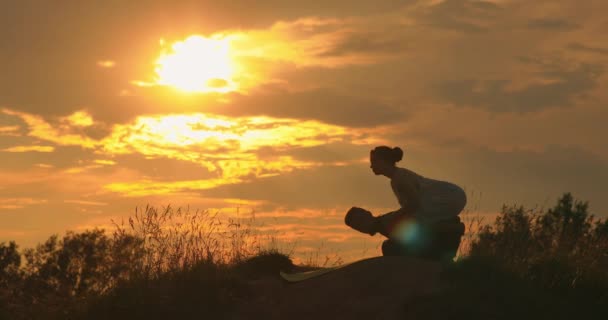 Bella coppia praticare acro yoga. Due giovani di successo eseguono esercizi di acro yoga. Un uomo e una donna imparano lo yoga al tramonto. — Video Stock