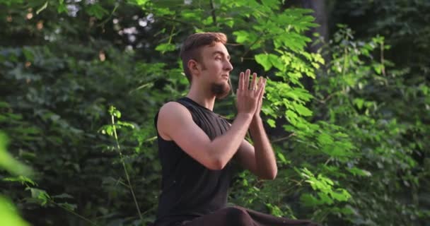 Yoga hombre hacer yoga al aire libre. Harmony estilo de vida de bienestar. Pose Lotus se está abriendo. — Vídeos de Stock