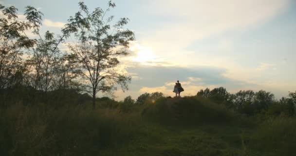 Detailní záběr partnerů stojících vedle sebe a předvádějících dvojitou pózu stromu. Nádherná příroda. Krásný západ slunce. — Stock video