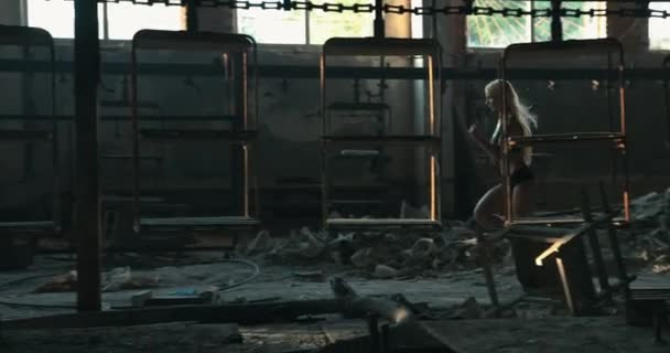 Atrakcyjna atletyczna kobieta biegająca w fabryce podczas intensywnego treningu wytrzymałościowego cardio — Wideo stockowe