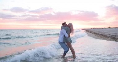 Birbirine aşık çiftler deniz kenarında son derece güzel bir gün batımının arka planında mutlu olurlar. Balayı