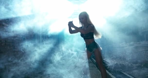 Aantrekkelijke Kaukasische fitness model doet de laterale lunge in smokey achtergrond — Stockvideo