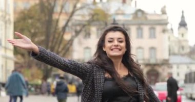 4 bin. İş kadını eski kasabayı yürüyerek geçiyor. Genç ve güçlü. Eski Avrupa mimarisi