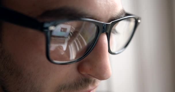 Close Up Reflection Glasses Business Businessman Laptop 4k Slow Motion Routine Office Young Man Eyes. — Stok Video