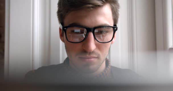 Close Up Retrato Empresário Feliz Sorrindo Trabalho Reflexão Óculos Gráficos Diagramas Laptop 4k Escritório. — Vídeo de Stock