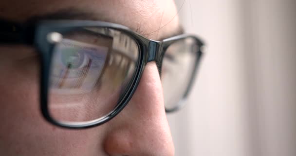 Πλευρά γκρο πλαν γραφική αντανάκλαση διαγράμματα Businessman αρσενικά γυαλιά εργασίας 4k γραφείο ρουτίνας laptop Hacker. — Αρχείο Βίντεο