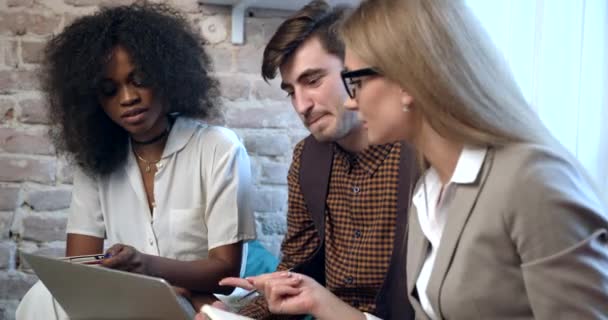 Close-up Portret drie multiraciale collega 's hebben plezier lachen werken laptop 4k vrouw mannelijk kantoor werkplek Afro-Amerikaanse. — Stockvideo