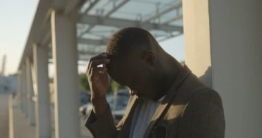 Ciddi sorunları olan Afrikalı bir adamın duygusal portresi. Mutsuz adam umutsuzluk içinde duygularını ifade ediyor. Dış mekan. 4k görüntü.