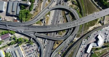 Çernivska metro istasyonunun yakınındaki Kyiv nakliye kavşağında hareket halindeki araçlarla dolu İHA 'dan hareket eden görüntü.