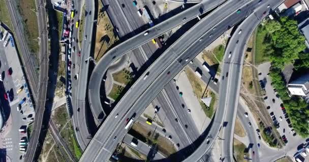 Het uitzicht vanuit de lucht van het verplaatsen van de helikopter bij het transport overstappen in de buurt van het metrostation Chernigivska "in Kiev. De wegen zitten vol met auto 's. — Stockvideo