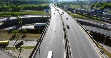 İHA, Chernigivska metro istasyonu yakınlarındaki Kyiv taşıma kavşağı boyunca giden arabaları takip ediyor..