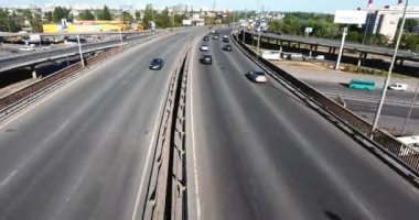 Güneşli bir günde Chernigivska metro istasyonu yakınlarındaki Kyiv 'de içi araba dolu bir kavşağa yakın insansız hava aracı uçuşu..