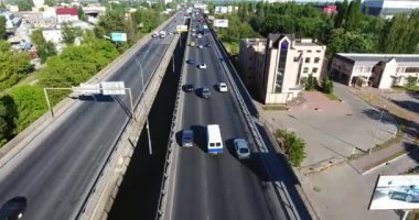 Kyiv üzerinde uçan hava aracı sürüş arabalarıyla dolu otobanlar üzerinde kesişiyor. Yakın çekim görünümü.