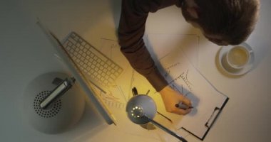 Yorgun işadamının kağıda bir şeyler yazıp parçaladığını, attığını ve geceleri elleri üzerinde yattığını..