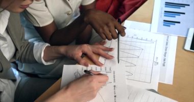 Çok Kültürlü Afrikalı Ellerin Üzerinde Kapat Çalışma Grafikleri Diyagramları Ofisi Rutin 4k İş Kadınları Düzenlemesi Kadın.