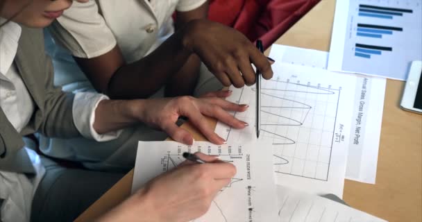 Крупним планом Над переглядом Багатокультурні Африканські руки Написання робочої графіки Діаграми Офісні маршрути 4k Бізнес-леді Жінки . — стокове відео