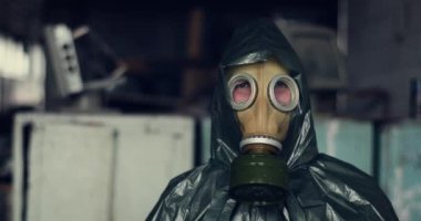 Gaz maskeli adamın yüzüne doğru yaklaş. Gaz maskeli bir adamın portresi.