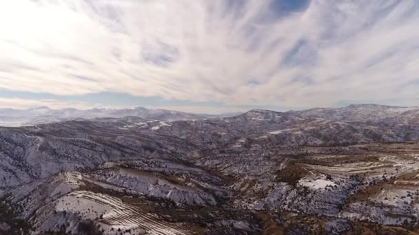 Hermoso paisaje de montañas de Turquía cubiertas de nieve. Vista desde el dron. 4k. Cielo nublado azul. — Vídeos de Stock
