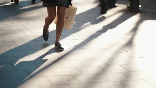 De close-up foto van de vrouw in blauwe en witte schoenen loopt langs de zonnige straat. Geen gezicht.. — Stockvideo