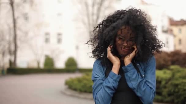 Mladá Afroameričanka s afro účesem a přirozeným make-upem — Stock video