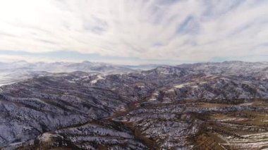 İHA görüntüsü. Hava uçuşu. Karla kaplı güzel dağ manzarası. Hindi konumu. 4k.