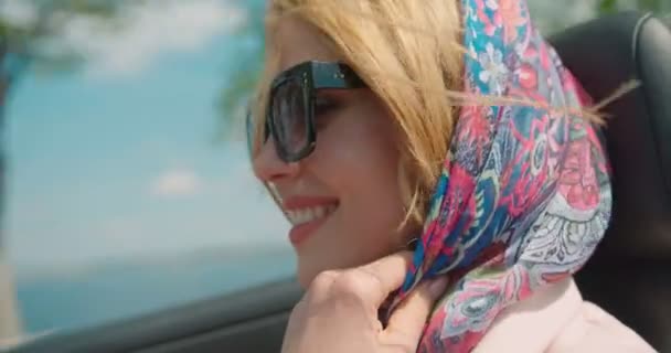 Blondýny trendy žena usmívající se Happy Driving Cabriolet Móda Přírodní make-up 4k Cestování Jeden Portrét Pohybující se Vichřice. — Stock video