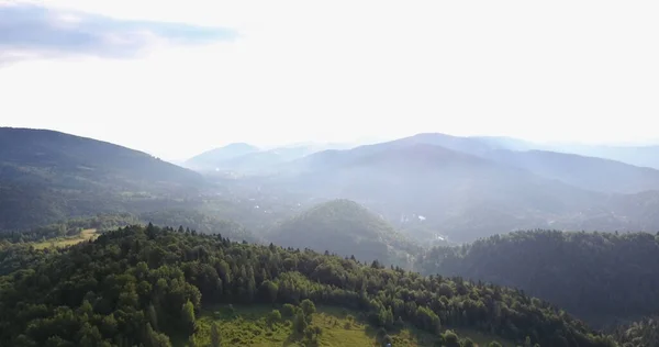 Panorama vista de las montañas de los Cárpatos brumosos, Ucrania, cubierto de espesos bosques, prados y colinas. — Foto de Stock