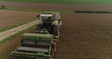 Almanca hasat alanında çalışan tarımsal traktörün yakın plan görüntüsü. 4k.