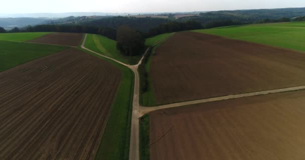 Die schöne charmante Art des Deutschen. Der fliegende Hubschrauber über dem ländlichen Feld unterteilt sich in verschiedene Arten von Landwirtschaft und Traktorerntemaschine. — Stockvideo