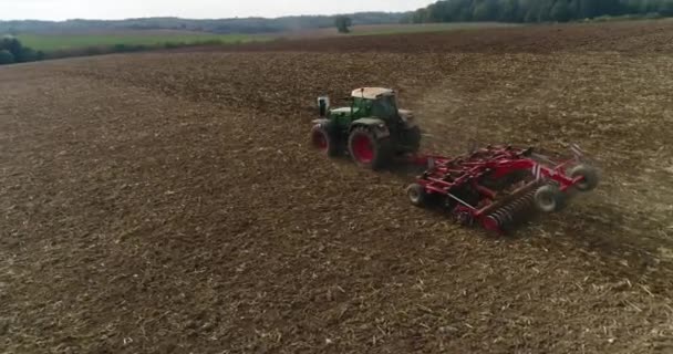 Landmanden pløjer marken med traktoren. Tyskland placering. 4K optagelser. Nærbillede. – Stock-video