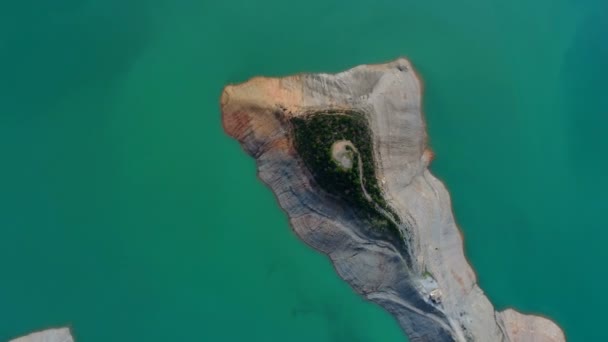 Sobre la vista. Circulando helicóptero alrededor de la pequeña isla cubierta de árboles cerca del río Dim en Alanya, Turquía. — Vídeos de Stock