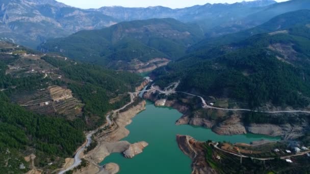 Bella vista sul paesaggio dal drone. Volo aereo sul fiume Dim circondato dalle montagne del Toro ad Alanya, Turchia. 4k. — Video Stock