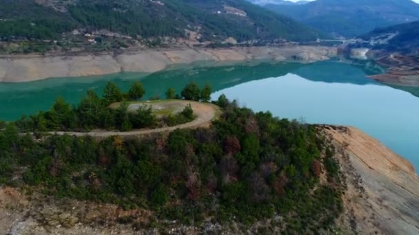 Śmigłowiec okrąża góry Taurus pokryte zielonym lasem i otoczone Dim River w słoneczny dzień w Alanyi, Turcja. — Wideo stockowe