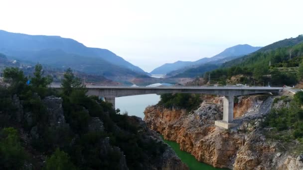 Vackert landskap i Alanya, Turkiet. Utsikt från rörlig kopter tillbaka vid bron som ligger i Taurusbergen täckt med träd ovanför Dim River. 4k. — Stockvideo