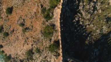 Türkiye 'nin Alanya ilindeki kayalık tepelerdeki antik Alanya kalesinin eski duvarları üzerinde uçan helikopterden görüntüler. Yavaş çekim, 4k.