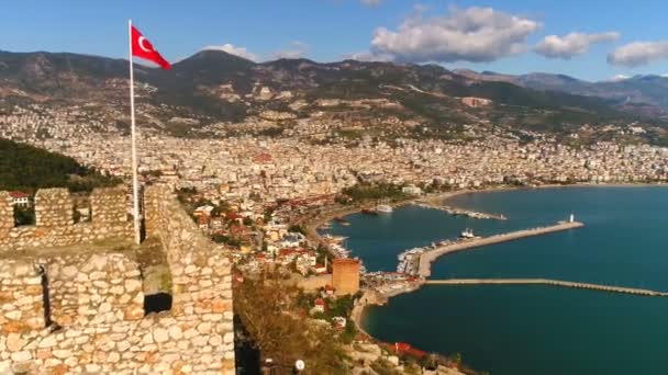Krásný panoramatický výhled na slunné město Alanya v provincii Altanya, Turecko. Létající vrtulník nad městem přeplněný Středozemním mořem. — Stock video