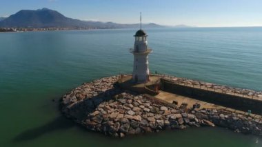 Akdeniz 'in ortasındaki taş koydaki sarkaç. Antalya ilinin Sunny Alanya kenti, Türkiye. Helikopter dönüyor. Yavaş çekim, 4k.